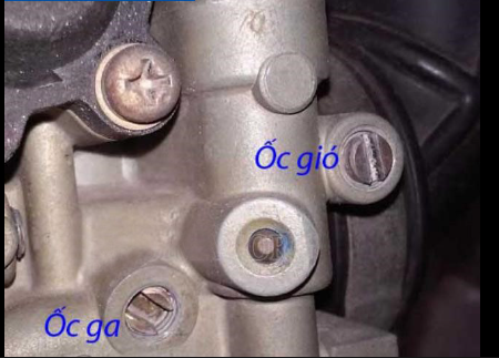 Cách chỉnh bình xăng con bằng ốc gió. Ảnh: nguồn trên mạng