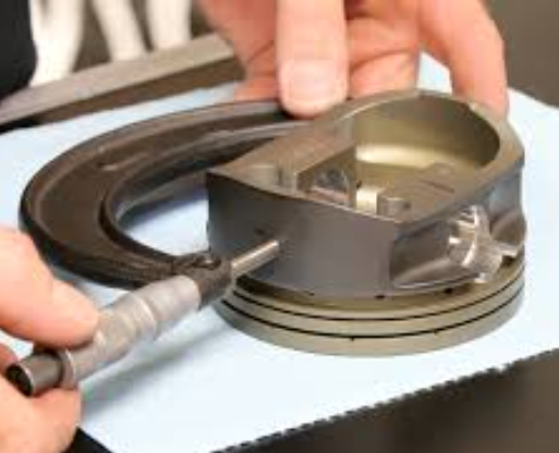 Kiểm tra piston bạc xe máy bị mòn