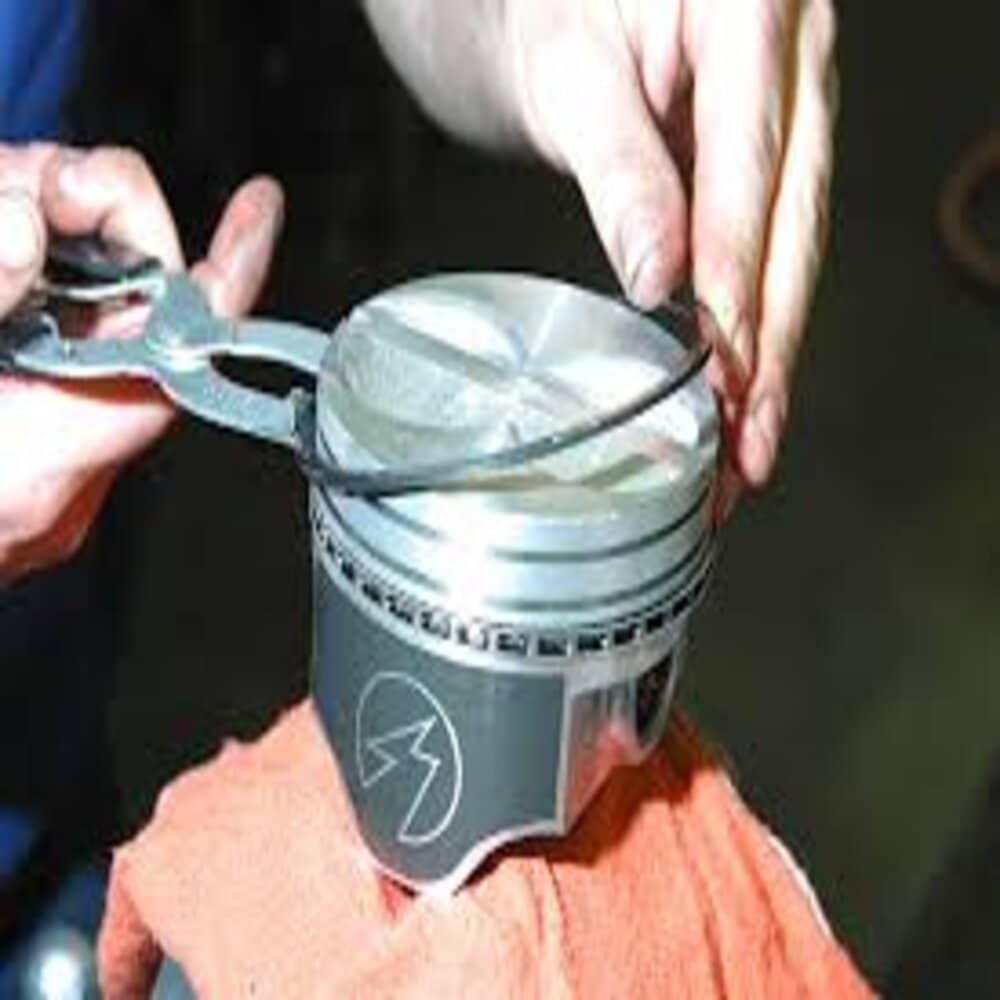lắp bạc piston mới bằng dụng cụ chuyên dụng ( Nguồn ảnh: Internet )