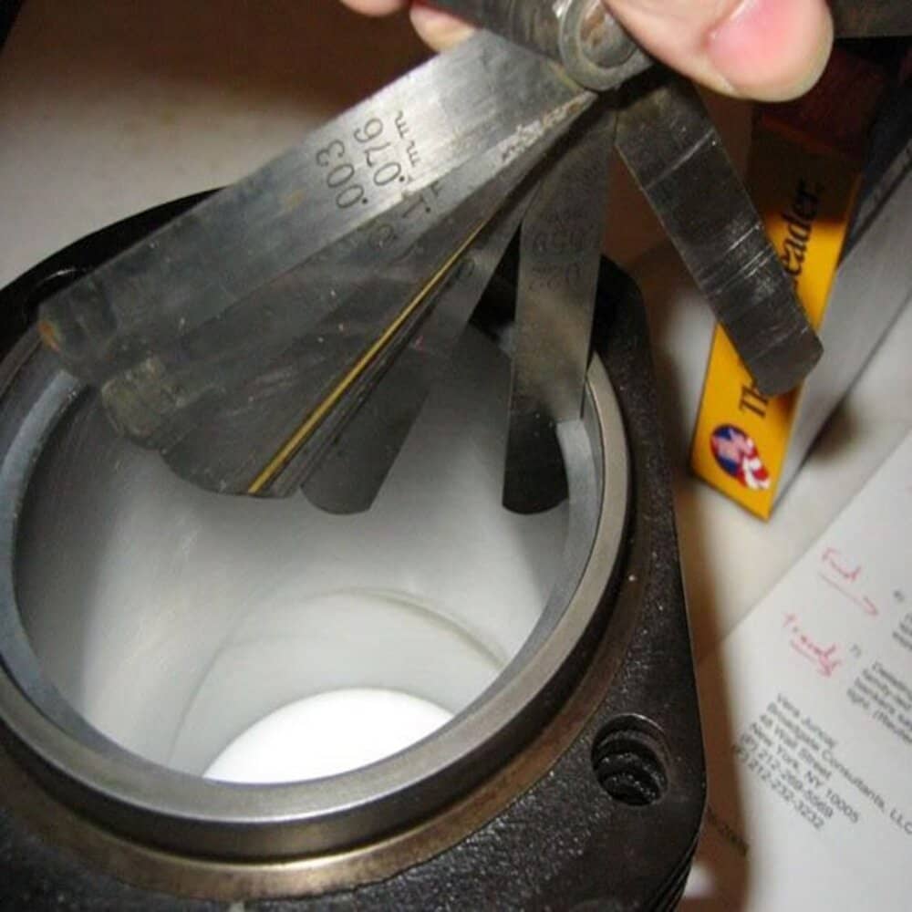 kiểm tra lại khe hở bạc piston xe máy bằng thước đo ( Nguồn ảnh: Internet )