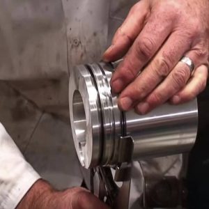Thực hiện vô bạc piston ( Nguồn ảnh: Internet )