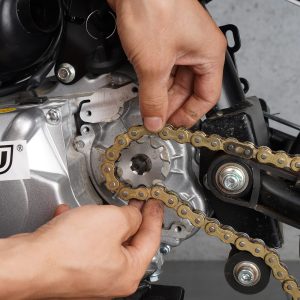 Lắp đặt nhông sên dĩa mới và đảm bảo rằng tất cả các bộ phận được căn chỉnh đúng cách ( Nguồn ảnh: Internet )