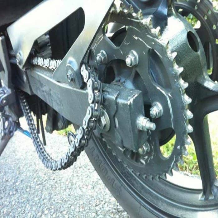 Sên bị tuột có thể dẫn đến hậu quả nghiêm trọng nếu không thay thế nhông xích đúng lúc ( Nguồn ảnh: Internet )