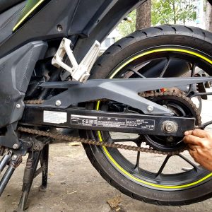 Việc tự thay bộ nhông sên dĩa Winner X tại nhà không quá phức tạp tháo nhông cũ, làm sạch trục và gắn bộ nhông sên dĩa mới theo đúng vị trí ( Nguồn ảnh: Internet )