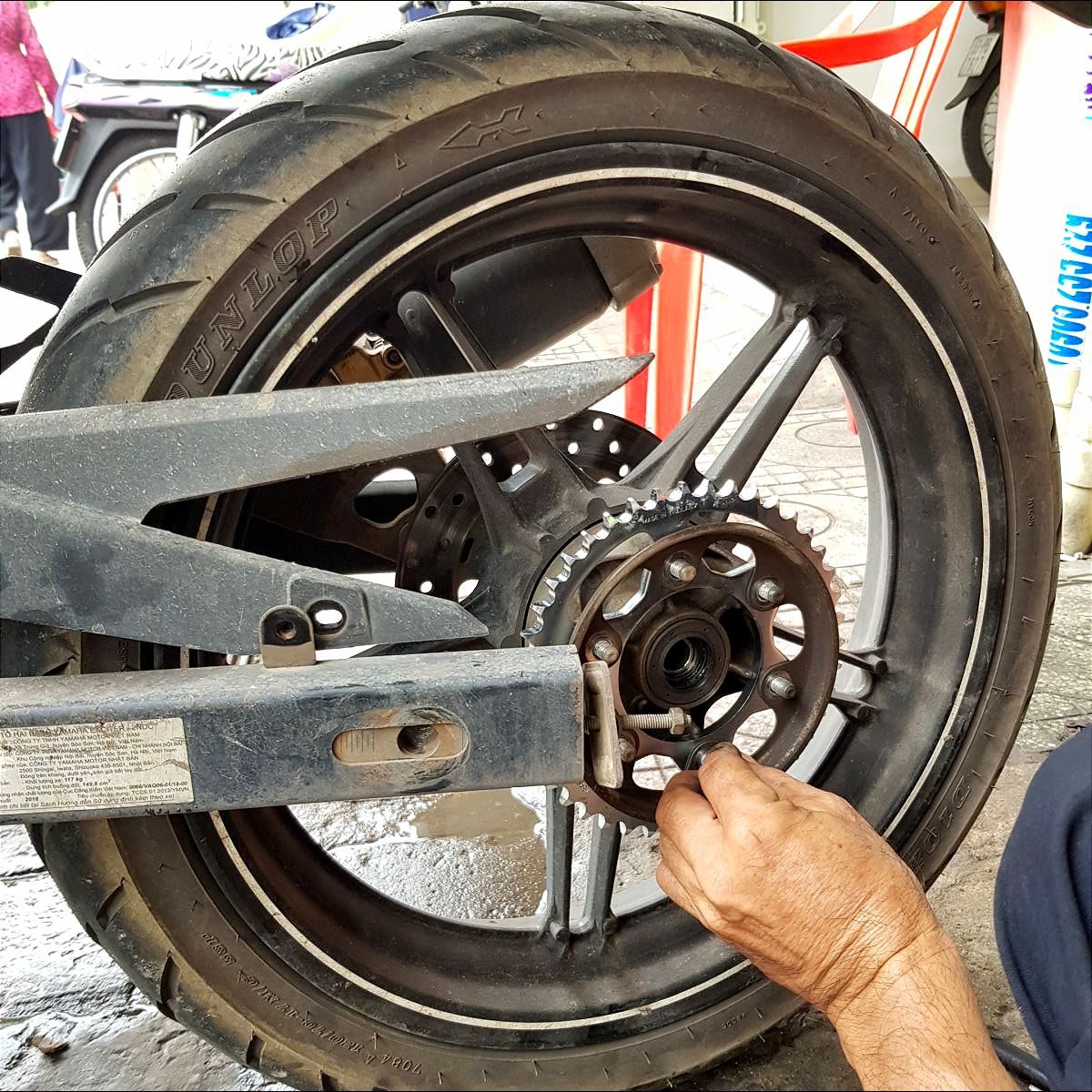 Với nhông sên dĩa EX 150 chính hãng, bạn hoàn toàn có thể yên tâm về vấn đề này nhờ vào những đặc điểm nổi bật của nó ( Nguồn ảnh: Internet )