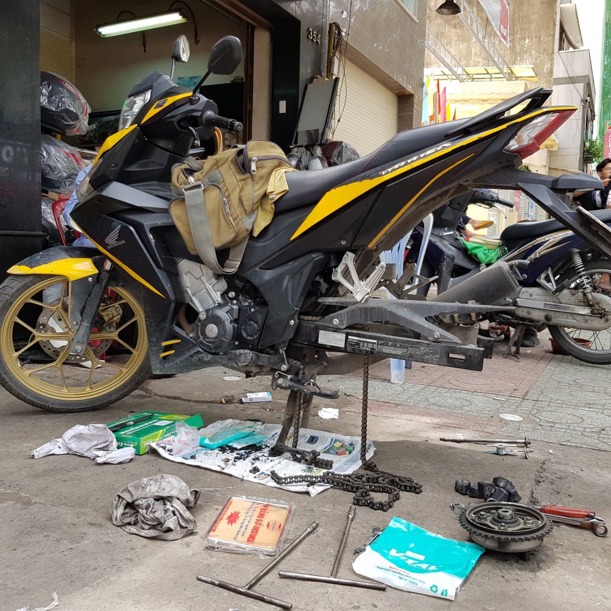 Nhằm kéo dài tuổi thọ của nhông sên dĩa Winner X, thực hiện các bước bảo dưỡng định kỳ cho nhông sên dĩa ( Nguồn ảnh: Internet )