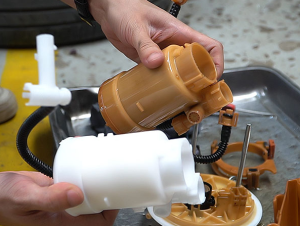 Bộ lọc xăng mới và lọc xăng cũ . Ảnh: nguồn trên mạng