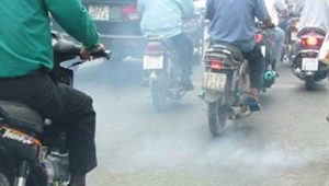 Khói đen hoặc trắng xả ra từ ống pô. Ảnh: nguồn trên mạng