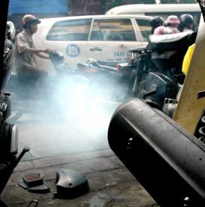 Khói trắng hoặc đen là dấu hiệu dễ nhận thấy của piston. Ảnh: nguồn trên mạng